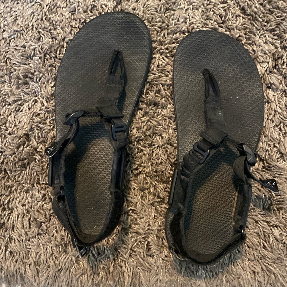 Bedrock Cairn Evo sandals women’s 7 / men’s 6 in black EUC